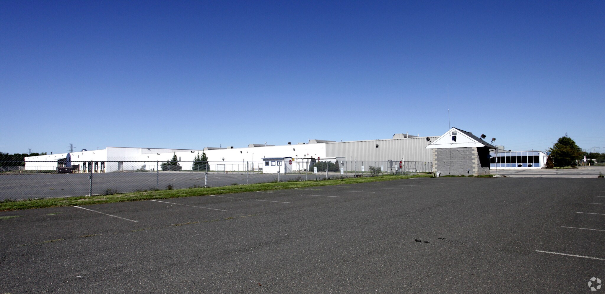 1735 Jersey Ave, North Brunswick, NJ à louer Photo principale- Image 1 de 3