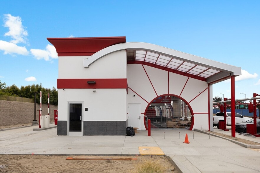 2507 E Ball Rd, Anaheim, CA à vendre - Photo du bâtiment - Image 2 de 25