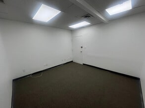 72-32 Broadway, Jackson Heights, NY à louer Photo intérieure- Image 2 de 2