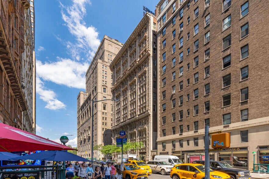 180 W 58th St, New York, NY for sale - Building Photo - Image 2 of 4