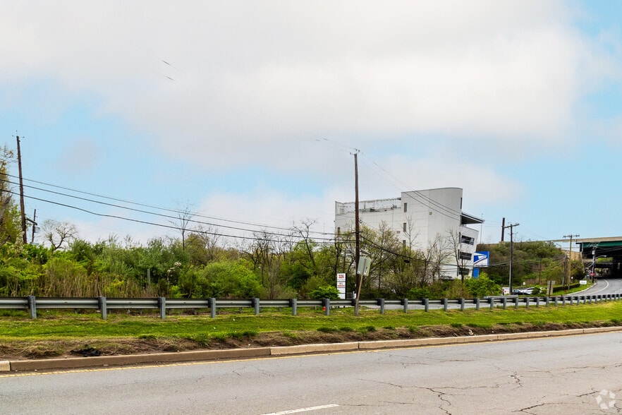 140 Smith St, Keasbey, NJ for sale - Building Photo - Image 2 of 5