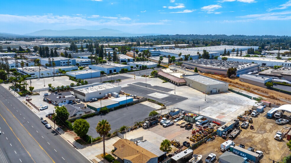 1560 W Lambert Rd, Brea, CA à vendre - Photo du bâtiment - Image 3 de 12