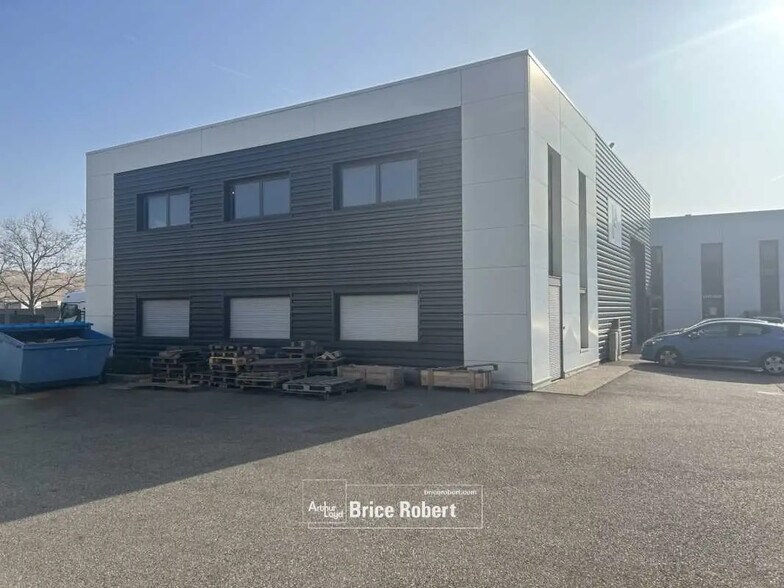 Flex dans Chassieu à louer - Photo du bâtiment - Image 2 de 3