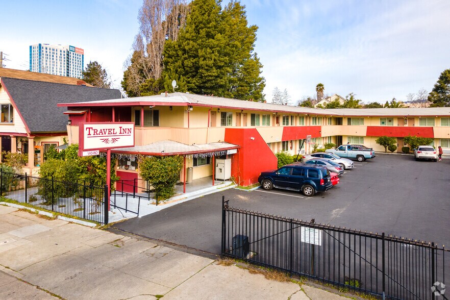 444 W MacArthur Blvd, Oakland, CA à vendre - Photo du bâtiment - Image 1 de 5