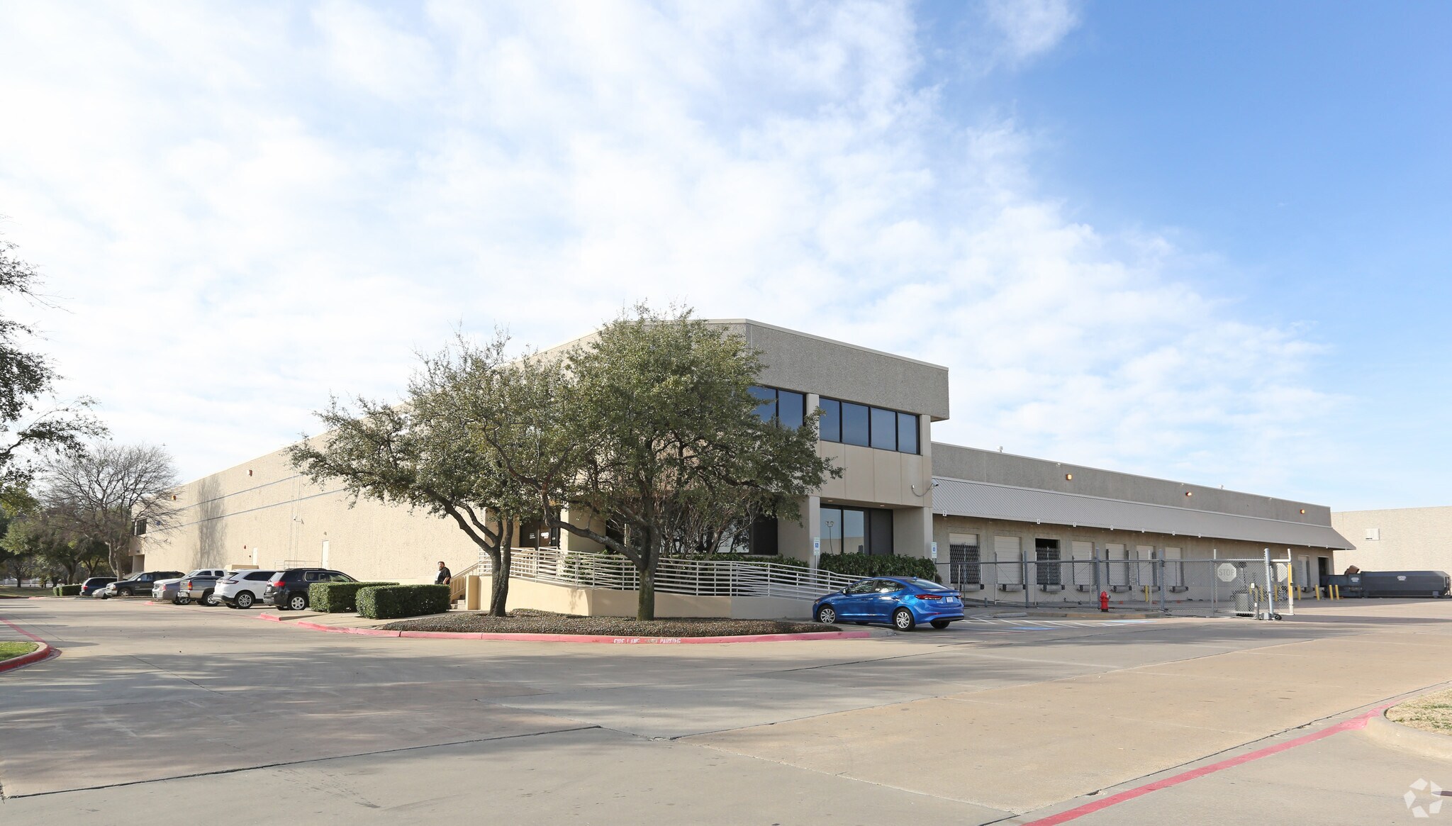 1100 W Royal Ln, Irving, TX à louer Photo principale- Image 1 de 5