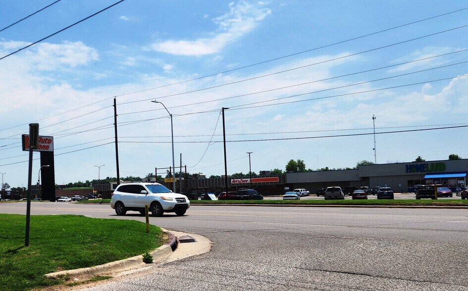 601-621 W Grand Ave, Chickasha, OK à vendre - Photo du bâtiment - Image 2 de 15