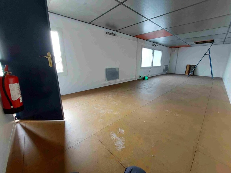 Flex in Toussieu for lease - Interior Photo - Image 3 of 9