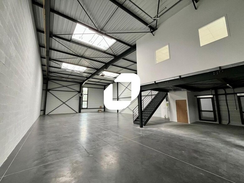 100 Rue De L'Industrie, Saint-Priest for lease - Interior Photo - Image 2 of 10