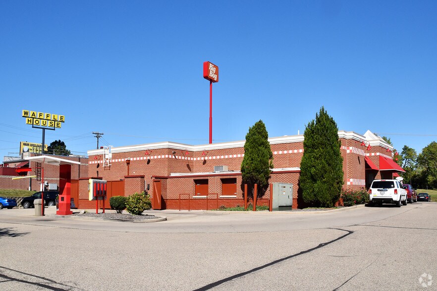 2439 E Sharon Rd, Cincinnati, OH à vendre - Photo du bâtiment - Image 2 de 4