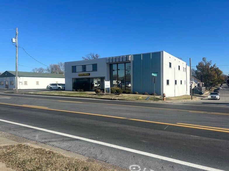 2451 Crittenden Dr, Louisville, KY à louer - Photo du bâtiment - Image 1 de 1