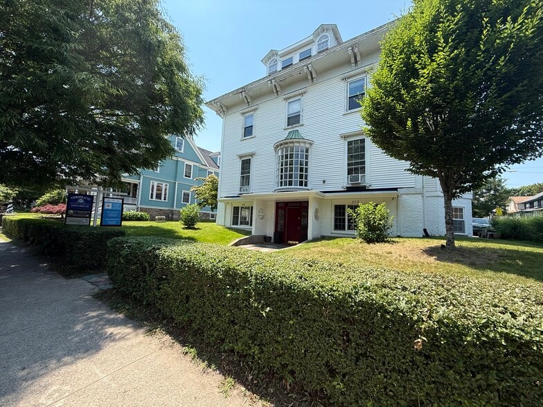 372 Broadway, Newport, RI for lease - Building Photo - Image 2 of 3