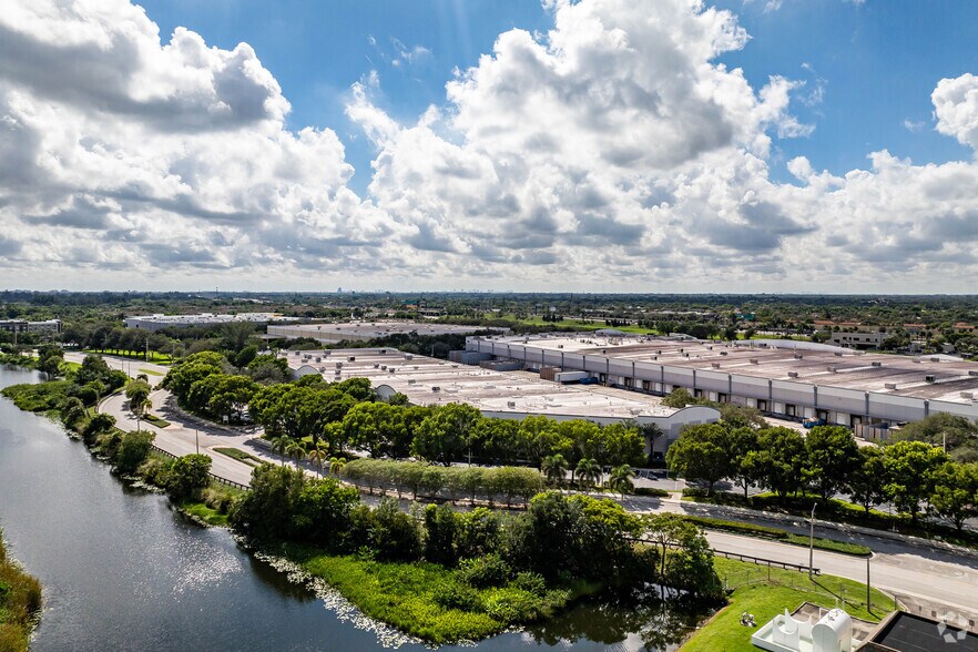 13800 NW 2nd St, Sunrise, FL à louer - Photo du bâtiment - Image 3 de 4