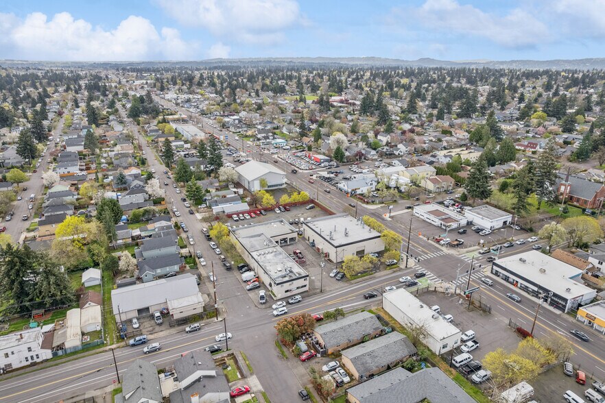 8206 SE Woodstock Blvd, Portland, OR à vendre - Photo du bâtiment - Image 3 de 3