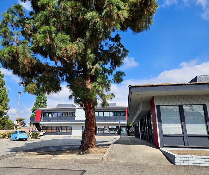 985-987 W Foothill Blvd, Claremont, CA à louer - Photo du bâtiment - Image 3 de 14