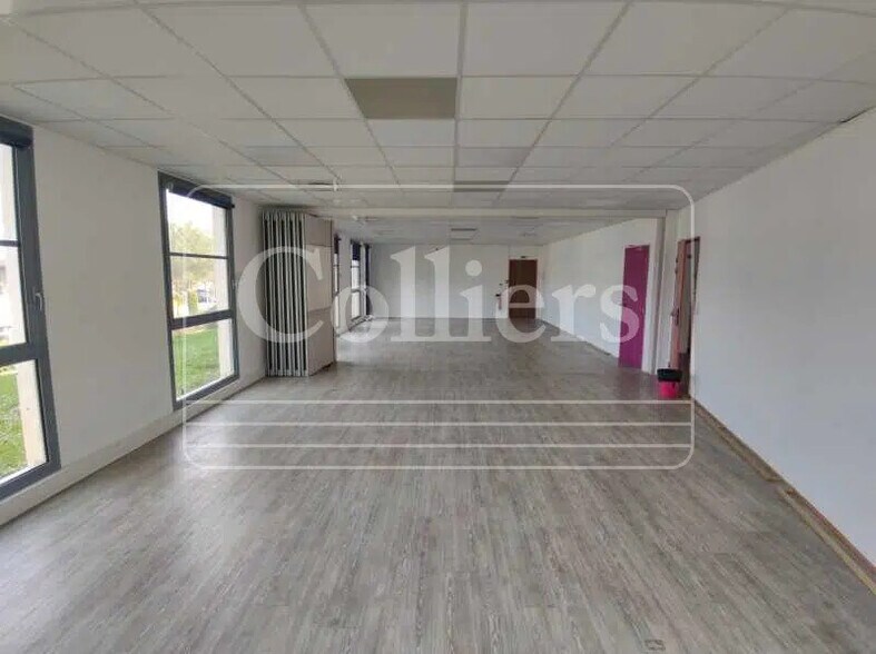 1330 Avenue Jean-René Guillibert Gautier De La Lauzière, Aix-en-Provence for lease - Interior Photo - Image 2 of 9