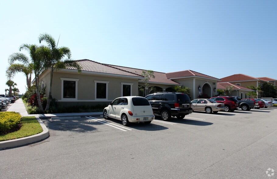 519 NW Lake Whitney Pl, Port Saint Lucie, FL à vendre - Photo du bâtiment - Image 2 de 4