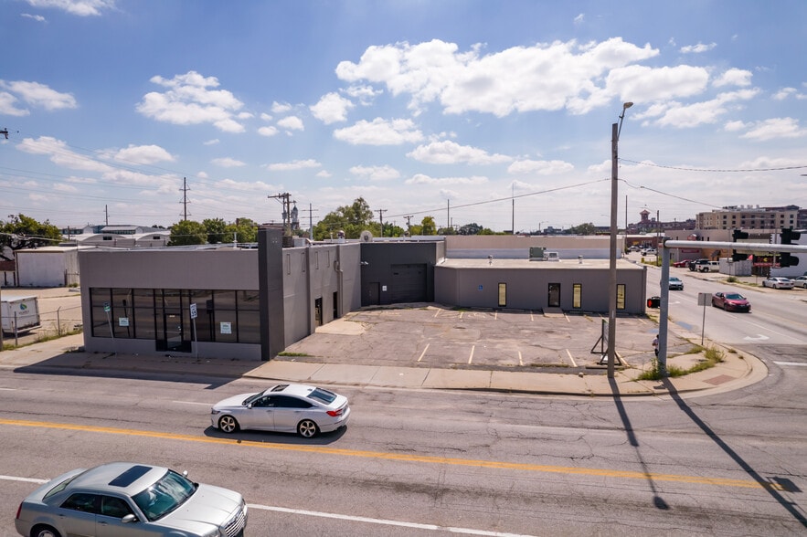1001 E Central Ave, Wichita, KS à louer - Photo du bâtiment - Image 1 de 30