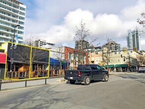 13 Lonsdale Ave, North Vancouver, BC à louer Photo du bâtiment- Image 2 de 2