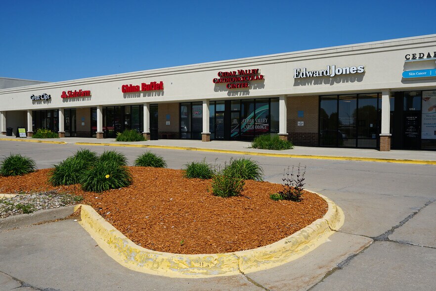 1201-1311 4th St SW, Waverly, IA à louer - Photo du bâtiment - Image 3 de 6