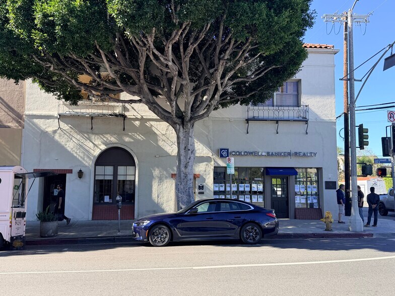 251 N Larchmont Blvd, Los Angeles, CA à louer - Photo du bâtiment - Image 2 de 14