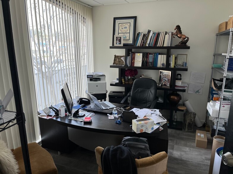 10884 Santa Monica Blvd, Los Angeles, CA à louer - Photo intérieure - Image 2 de 10