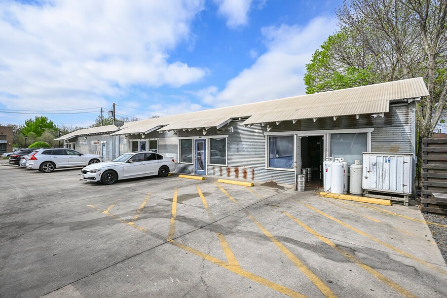 814-816-818 S Main Street Portfolio portfolio of 3 properties for sale on LoopNet.ca - Primary Photo - Image 3 of 27