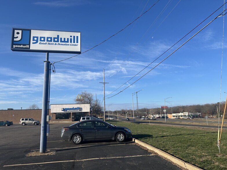 99 Old Sugar Creek Rd, Fenton, MO à louer - Photo du bâtiment - Image 2 de 2