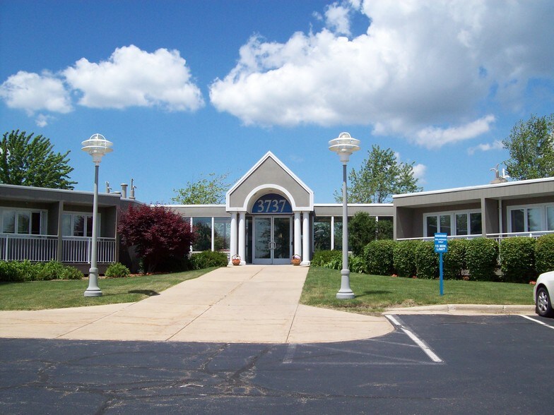 3737 Lake Eastbrook Blvd SE, Grand Rapids, MI for lease - Building Photo - Image 1 of 2