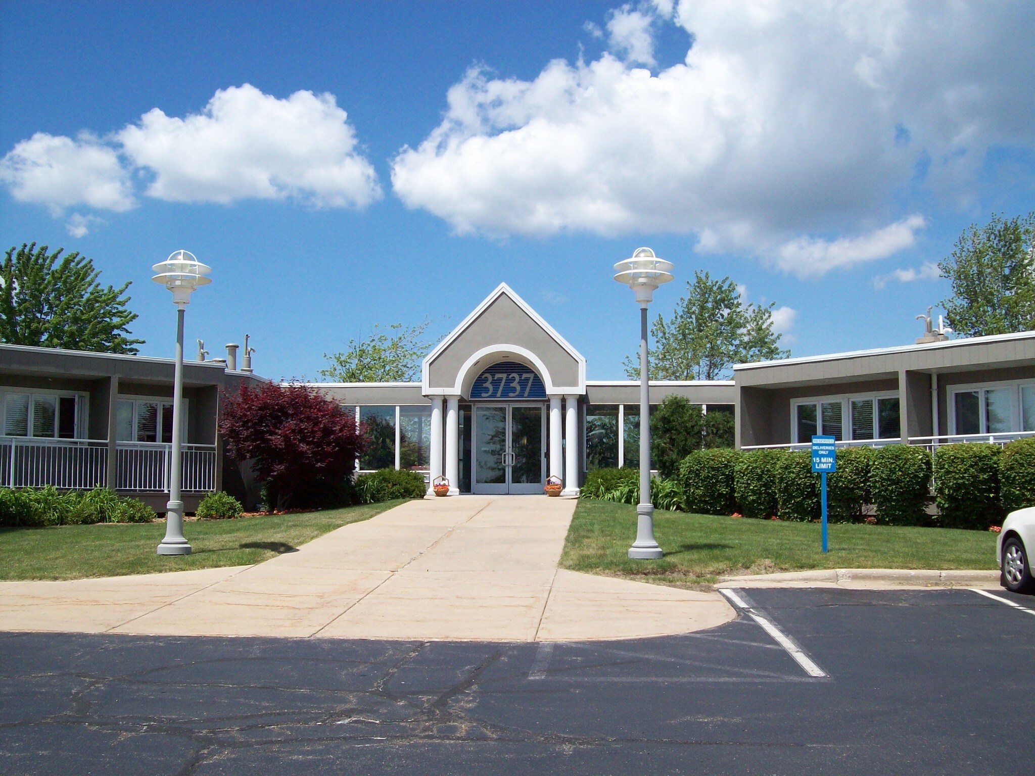 3737 Lake Eastbrook Blvd SE, Grand Rapids, MI à louer Photo du bâtiment- Image 1 de 3