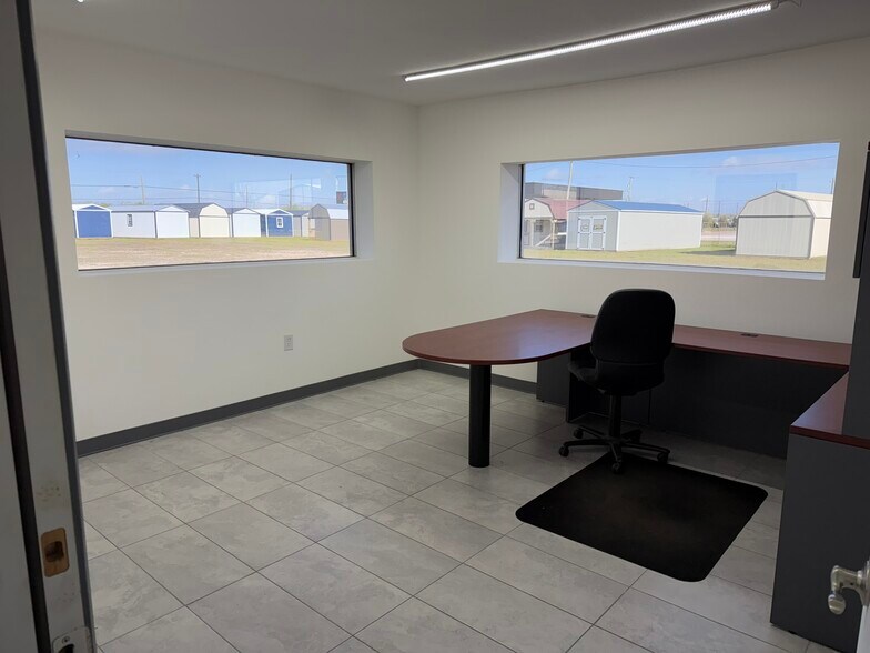 19391 Highway 35, Alvin, TX à vendre - Photo du bâtiment - Image 3 de 12