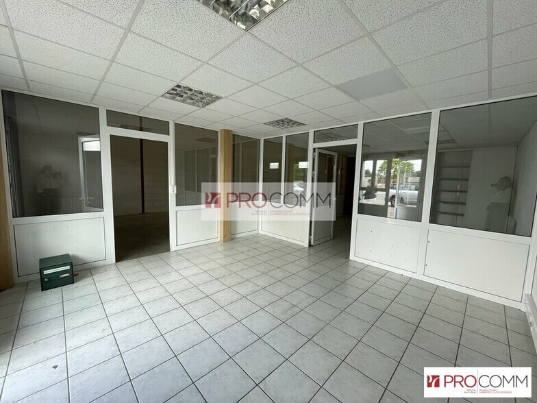 Flex in Chartres for lease - Interior Photo - Image 2 of 14