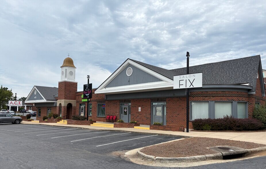 435 Dolley Madison Rd, Greensboro, NC à louer - Photo du bâtiment - Image 3 de 8