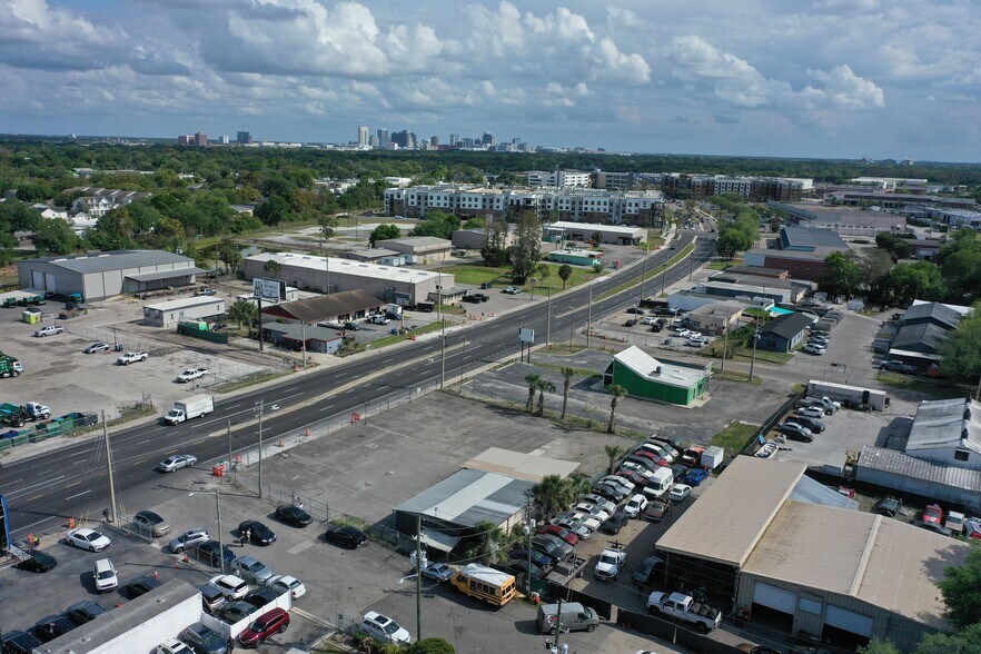 2730 N Orange Blossom Trl, Orlando, FL à louer - Photo du bâtiment - Image 3 de 10