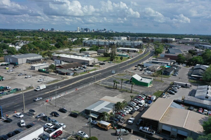 2730 N Orange Blossom Trl, Orlando, FL à louer - Photo du bâtiment - Image 3 de 10