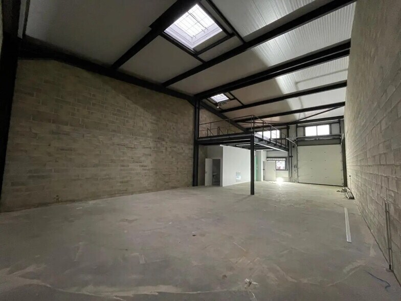 Flex in Ennery for lease - Interior Photo - Image 3 of 8