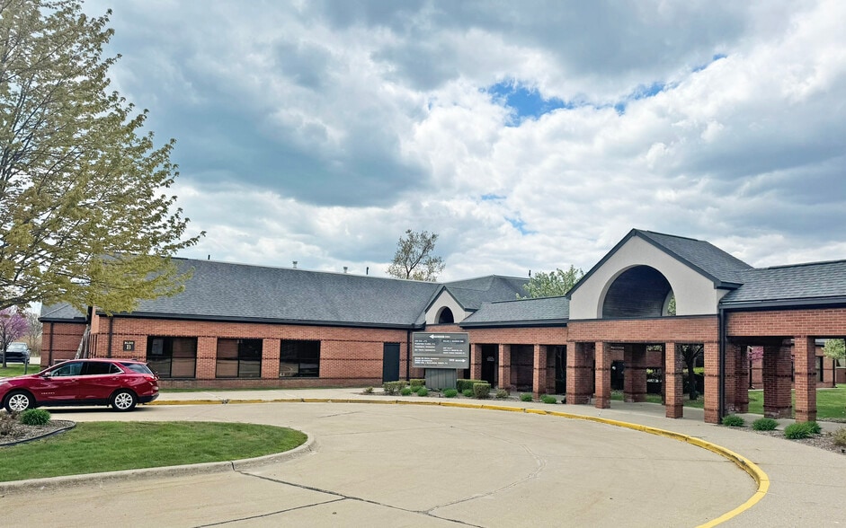 35050-35054 23 Mile Rd, New Baltimore, MI for lease - Building Photo - Image 2 of 5