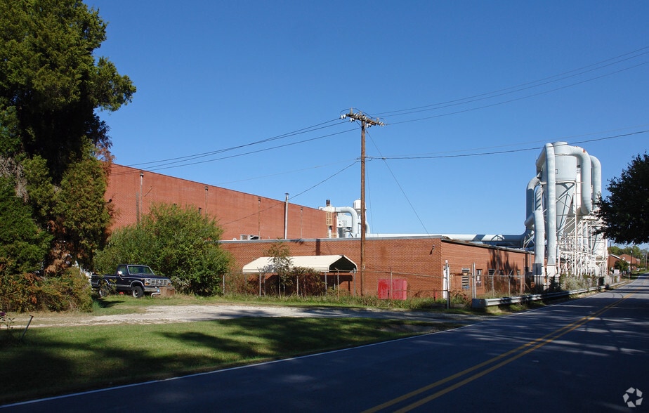 1212 Thrower Rd, Pleasant Garden, NC à louer - Photo du bâtiment - Image 2 de 5