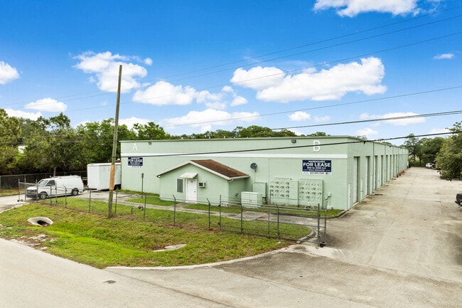 Plus de détails pour 2155 NW Settle Ave, Port Saint Lucie, FL - Industriel à louer