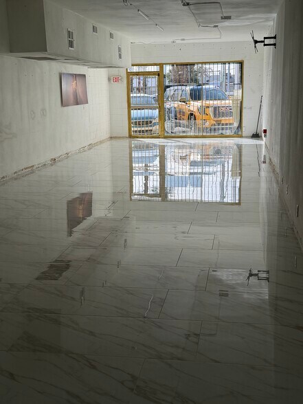 1835 E Charleston Blvd, Las Vegas, NV à vendre - Photo du bâtiment - Image 3 de 26