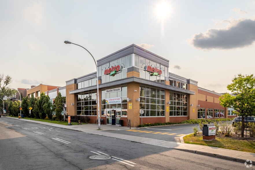 395-425 Rue Saint-Charles O, Longueuil, QC à louer - Photo principale - Image 1 de 10