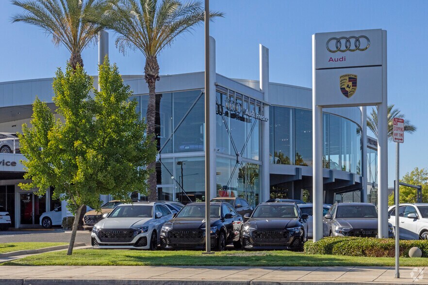 7121 N Palm Ave, Fresno, CA à vendre - Photo du bâtiment - Image 2 de 5