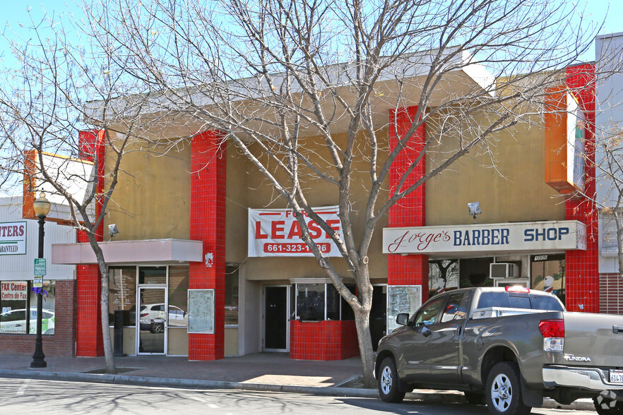 1006 Main St, Delano, CA à louer - Photo du bâtiment - Image 3 de 4