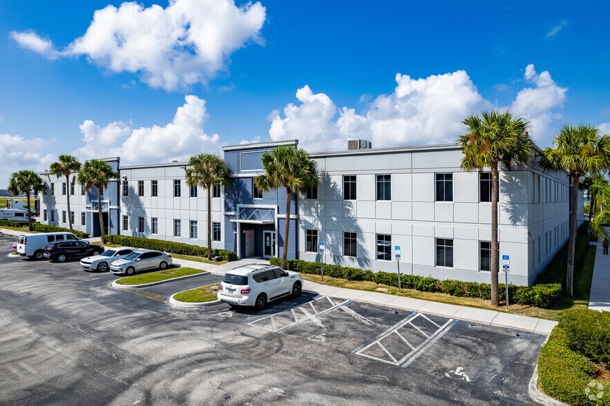 3700 Commerce Blvd, Kissimmee, FL for lease - Building Photo - Image 1 of 6