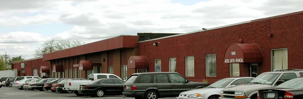 108-122 New South Rd, Hicksville, NY à louer - Photo du bâtiment - Image 2 de 13
