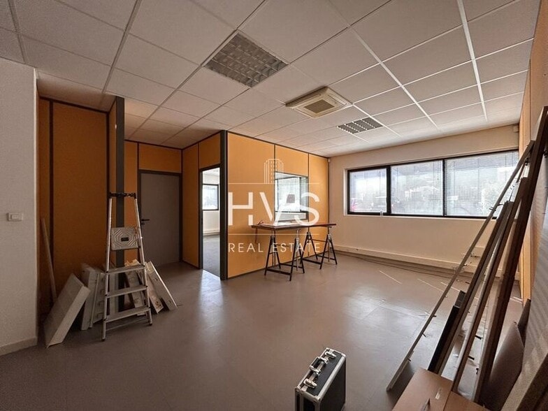 532 Avenue Des Chasseens, Gardanne for lease - Interior Photo - Image 2 of 6
