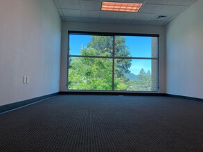 700 Mistletoe Rd, Ashland, OR for lease Interior Photo- Image 2 of 5