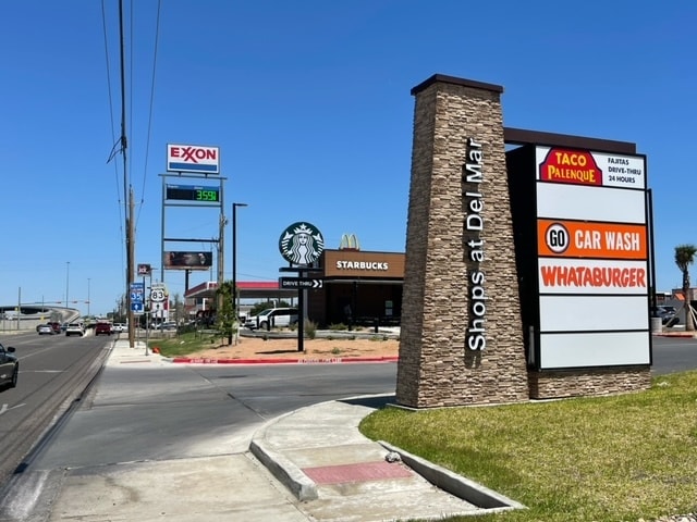 7025 San Dario Ave, Laredo, TX à louer - Photo du bâtiment - Image 2 de 5