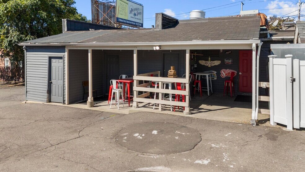 227 Bridgeport Ave, Milford, CT à vendre - Photo du bâtiment - Image 3 de 9