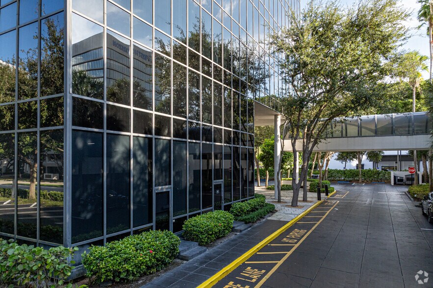 1401 Forum Way, West Palm Beach, FL à louer - Photo du bâtiment - Image 3 de 7