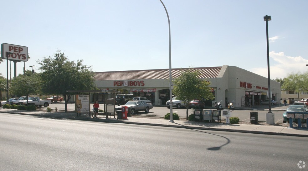 637 E Sahara Ave, Las Vegas, NV à louer - Photo du bâtiment - Image 2 de 2